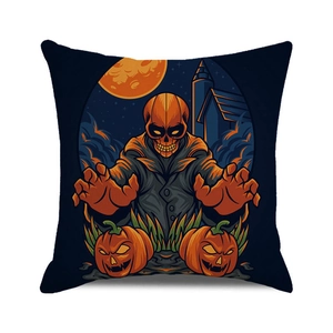 Detail van Halloween kussensloop met oranje schedel en pompoen illustratie op nachtthema