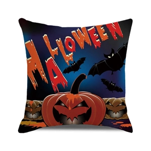 Detail van vierkante Halloween kussensloop met pompoen, vleermuis en artistieke letters