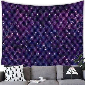 Vista dettagliata dell'arazzo geometrico viola e blu su una parete del soggiorno