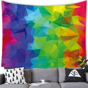 Dettaglio della trama dell'arazzo arcobaleno Low Poly appeso sopra un divano in tessuto