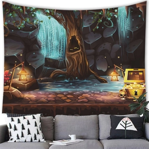 Dettaglio di arazzo foresta fantasy con cascata e forziere in un soggiorno moderno