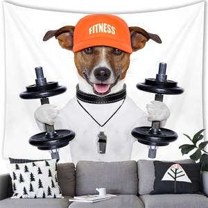Dettaglio di un arazzo con bulldog fitness appeso sopra un moderno divano in tessuto