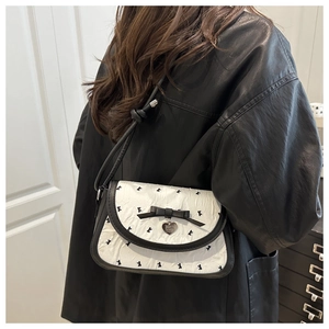 Detail der koreanischen Achseltasche mit Schleifenprint, Herzanhänger und Hasenmuster