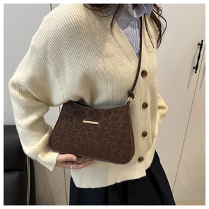 Détail du sac à bandoulière léopard avec boucle en métal doré et bandoulière en cuir