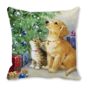 Détail d'un motif de chat et chien près d'un sapin sur une housse de coussin de Noël