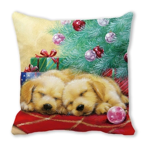 Housse de coussin Noël en peau de pêche avec chiots sous un sapin décoré et cadeaux