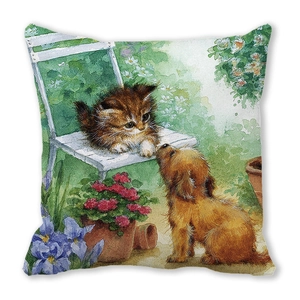Détail d'une illustration d'animaux à l'aquarelle sur un coussin carré en peau de pêche