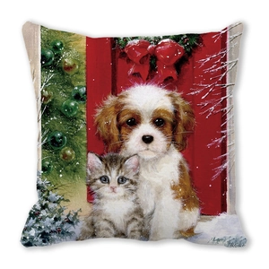 Détail de la housse de coussin en peau de pêche avec illustration de chat et chien de Noël