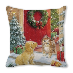 Housse de coussin de Noël détaillée montrant un chiot et un chaton mignons sous la neige