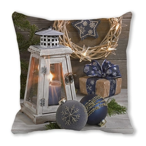 Detaillierter Kissenbezug mit weißer Holzlaterne, blauem Geschenk und festlichem Kranz