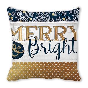 Detail des Merry & Bright Weihnachtskissenbezugs mit goldenen Schneeflocken und Holzoptik