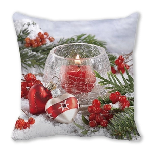 Detail von Weihnachtskissenbezug mit Kerze, Beeren und Tannenzweig auf Pfirsichhautgewebe