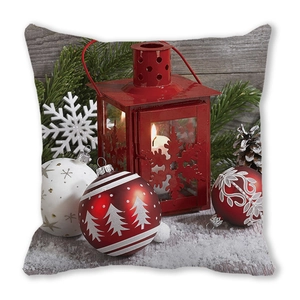 Detailansicht Weihnachtskissen mit roter Laterne, Kiefernzweigen und Dekokugeln