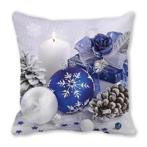 Weihnachtskissenbezug mit blauen Kugeln, Kerzen und Tannenzapfen auf Pfirsichhaut-Stoff