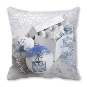 Detail eines eisblauen Weihnachtskissenbezugs mit Schneeflocken-Kugel und Geschenkbox-Druck
