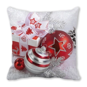 Nahaufnahme des Weihnachtskissens mit festlichen Geschenken und roten Ornamenten