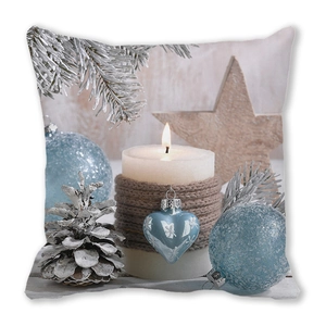Detailansicht vom Kissenbezug mit Kerze, blauen Ornamenten und weihnachtlichen Zapfen