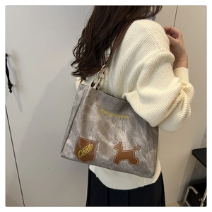 Dettaglio della borsa tote grigia con stampa Tidal Dryness e trama vintage sul modello