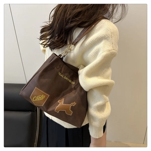 Dettaglio della borsa tote in tela marrone con stampa Tidal Dryness e patch in pelle