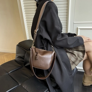 Sac bandoulière rétro marron en demi-lune avec large bandoulière brodée vintage