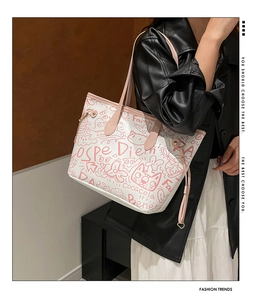 Vista dettagliata della borsa tote rosa con stampe artistiche alla moda indossata dal modello