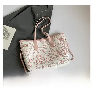 Dettaglio della borsa tote bianca con motivi graffiti rosa e fibbia metallica laterale