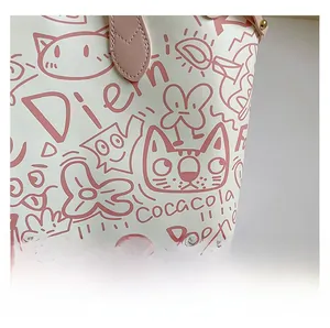 Dettaglio della borsa in pelle bianca con motivi graffiti rosa e cuciture rinforzate