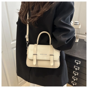 Détail du sac bandoulière crème en cuir grainé avec bandoulière réglable et fermoir