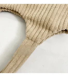 Primer plano de bolso de pana que muestra el enganche de la correa y su textura suave