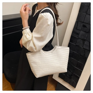 Dettaglio della trama intrecciata bianca della borsa tote e design curvo elegante