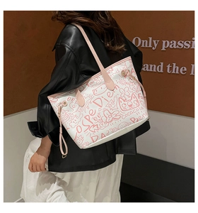Dettaglio della borsa tote bianca con graffiti rosa e tracolla in pelle rosa
