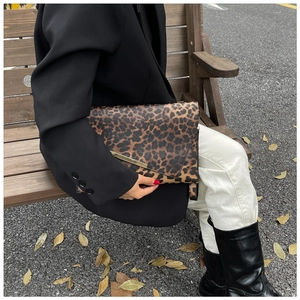 Dettaglio della pochette leopardata con bordo in metallo dorato e tracolla a catena