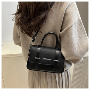 Détail du sac à main en cuir grainé noir avec lettrage métallique Fashion & Bags