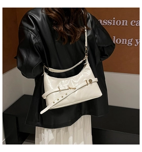 Vue détaillée du sac à bandoulière en cuir blanc crème avec boucle dorée et sangle