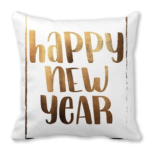Gros plan du coussin blanc moelleux avec impression dorée scintillante Happy New Year