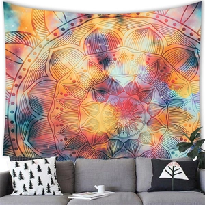 Tapisserie mandala cosmique avec motif floral géométrique au-dessus d'un canapé gris