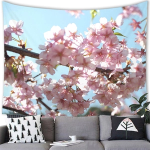 Tapisserie de fleurs de cerisier roses au-dessus d'un canapé pour décor de salon