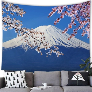 Détail d'une tapisserie de fleurs de cerisier avec le mont Fuji au-dessus d'un canapé