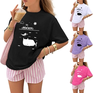 Vue détaillée de t-shirts d'été avec imprimé baleine et bateau en quatre coloris variés
