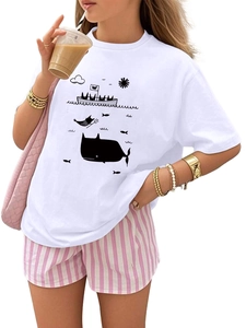 Détail d'un t-shirt en coton blanc avec imprimé artistique de baleine et voilier noir