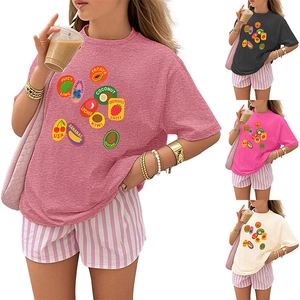 Détail d'un ensemble pyjama enfant avec t-shirt imprimé fruits et short rayé