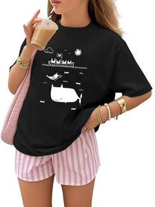 Détail du t-shirt noir pour enfants avec imprimé baleine et bateau pirate rigolo