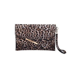 Elegante pochette leopardata con finiture in metallo dorato e pratico cinturino da polso