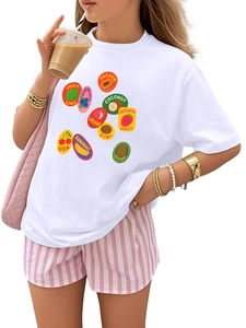 Détail du t-shirt blanc en coton avec imprimés de fruits d'été colorés et col rond classique