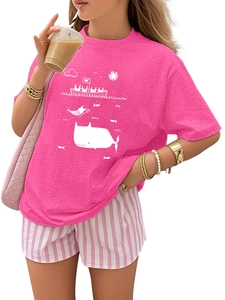 Détail d'ensemble d'été fille avec t-shirt rose et short rayé blanc à imprimé océanique