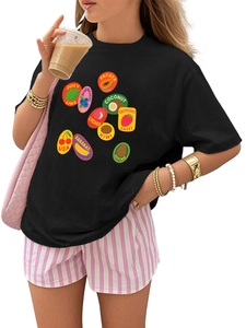 Détail du t-shirt noir oversize avec imprimés de fruits colorés comme citron vert et bleuet