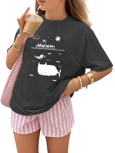 Détail de l'imprimé baleine de dessin animé sur t-shirt gris et short rayé pour enfants