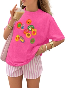 Détail d'un t-shirt rose avec imprimé fruits tropicaux et short rayé pour enfants