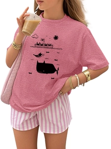 Détail du t-shirt rose avec motif baleine et bateau et short rayé pour petites filles