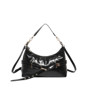 Sac hobo en cuir noir brillant avec détails dorés et bandoulière réglable chic